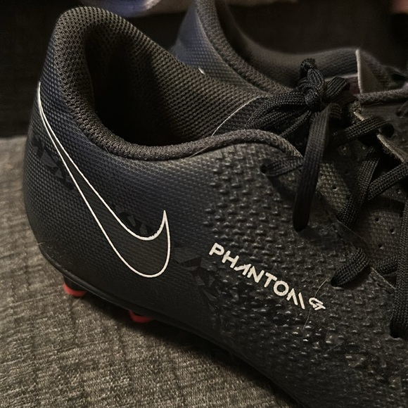 Nike Phantom soccer cleats, men’s size 8.5 - Picture 2 of 4